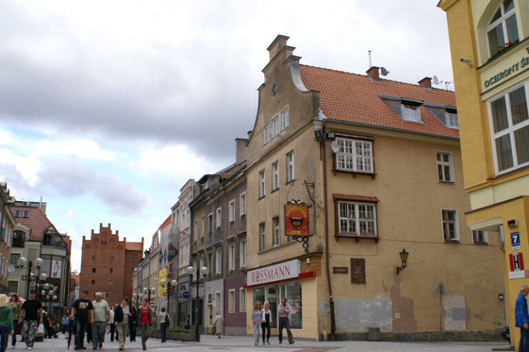 Geburtshaus von Erich Mendelsohn in Allenstein 2014 am Markt (Ulrike Eichhorn in Wikipedia, license 4.0 International)