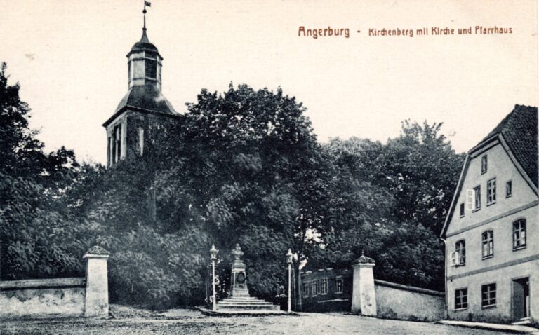 Vorkriegspostkarte mit dem Kirchberg, der Kirche und dem Pfarrhaus (Pfarrer Gundel)