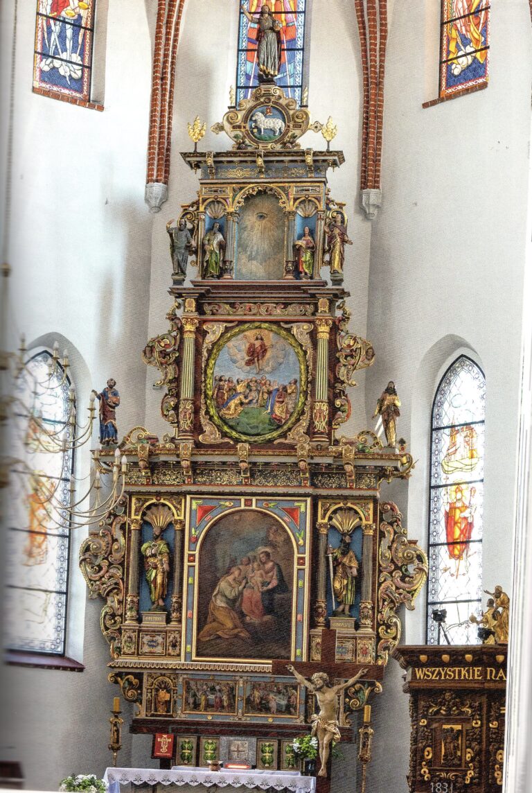 Zusammengebauter Altar der Kirche St. Johannes in Bartenstein heute