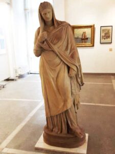 Figur der Herkulanerin, einst in der Nische des Turms am Nebengebäude von Schloß Beynuhnen 2017