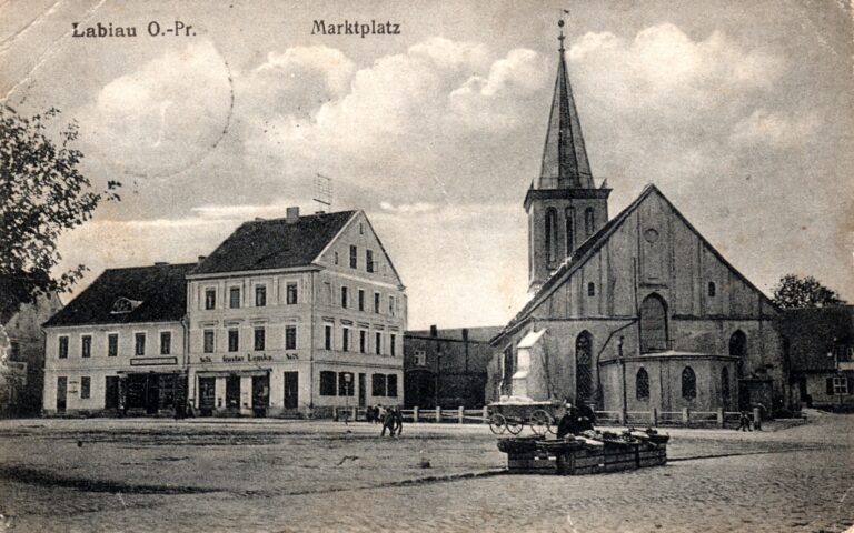 Vorkriegspostkarte von Labiau mit Marktplatz und Kirche (Pfarrer Gundel)