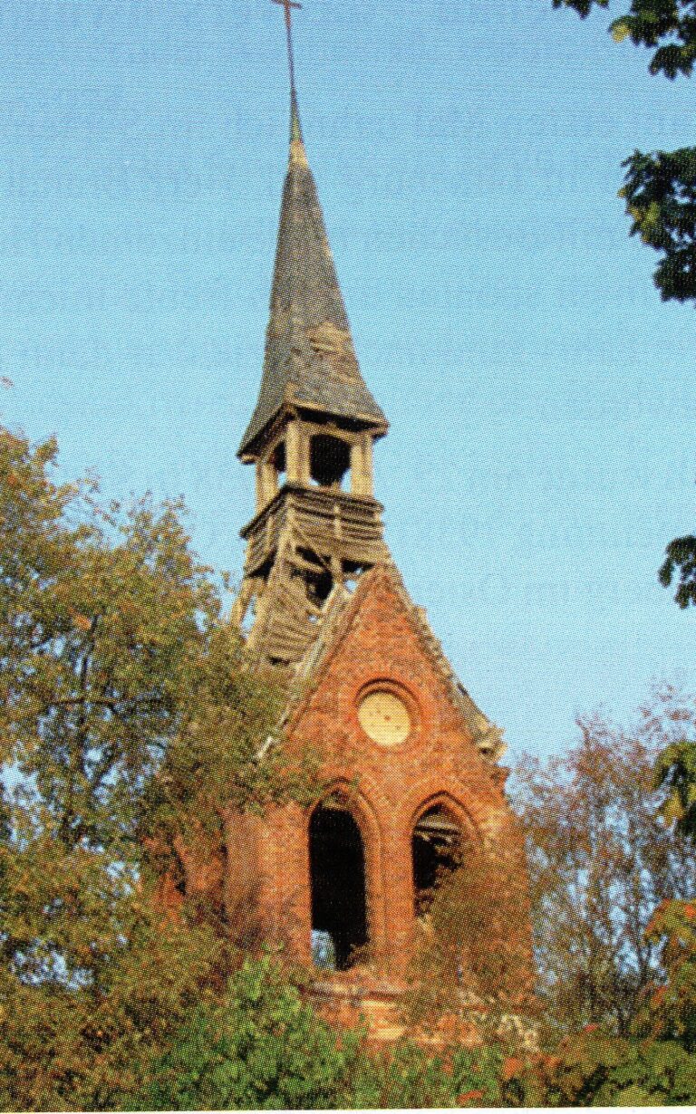 Stehengebliebener Kirchturm von Malga (Neidenburger Heimatbrief, Pfingsten 2025, S. 63)