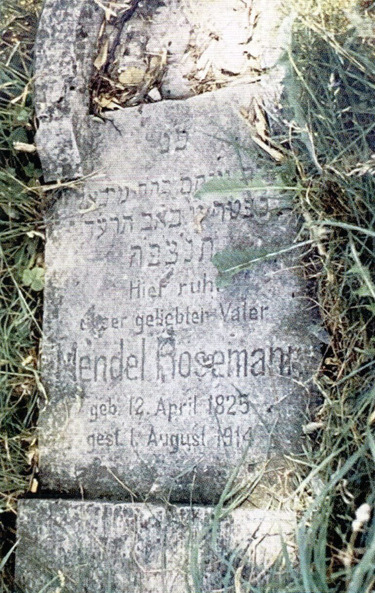 Grabstein von Mendel Rosemann auf dem neuen jüd. Friedhof 1994 (c Nachlaß Knieß im Geheimen Staatsarchiv Preußischer Kulturbesitz, Berlin, abgebildet im Neidenburger Heimatbrief, Pfingsten 2025, S. 54)