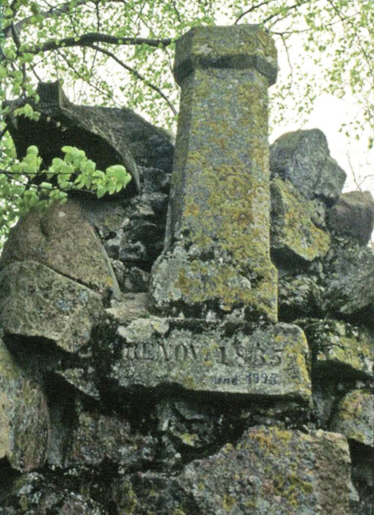 Sockel der Denkmalsäule mit Jahreszahl 1835 auf dem Basisstein (Unser schönes Samland, Sommer 2025, S. 18)