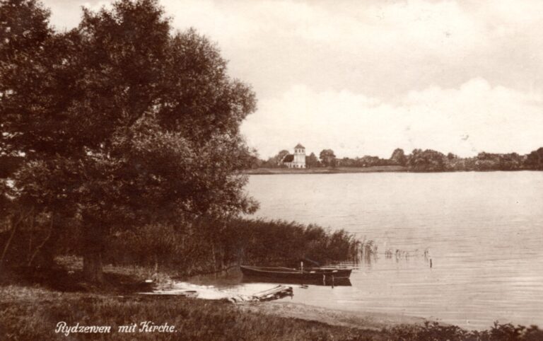Vorkriegs-Panorama von Rydzewen mit Kirche (Pfarrer Gundel)