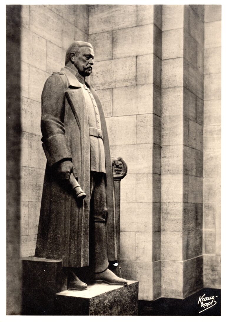 Vorkriegspostkarte des Hindenburgdenkmals im Tannenberg-Ehrenmal (Pfarrer Gundel)