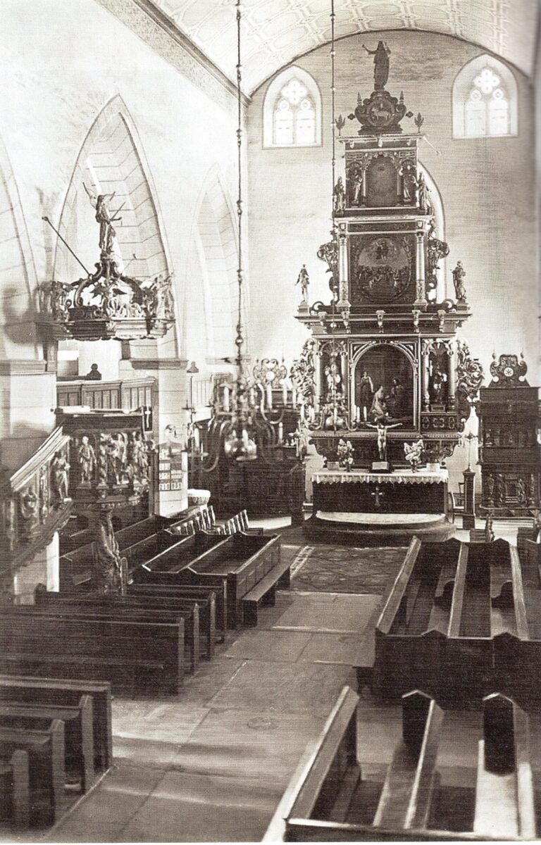 Vorkriegsblick in die Deutschordenskirche mit dem weitgehend geretteten Altaraufsatz