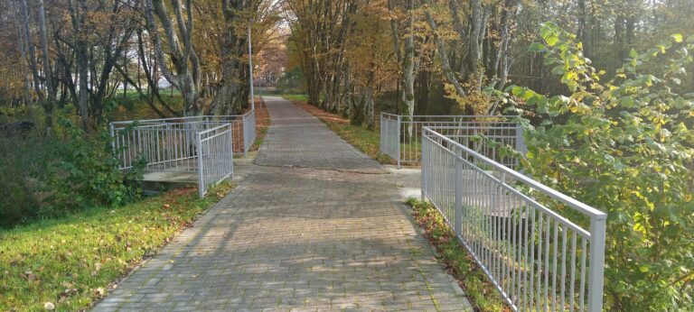 Weg über diese Brücke in den alten Gutspark (Maxim Schiller)