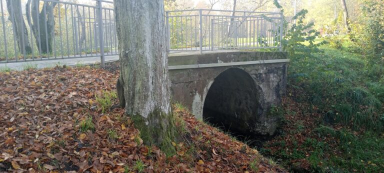 Nachkriegs-Wundlacken: Brücke nahe ehemaligem Gutshaus (Maxim Schiller)