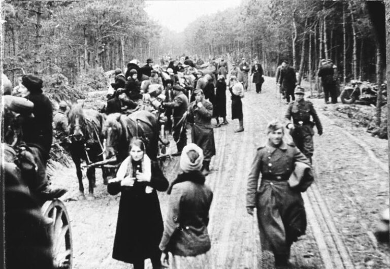 Flüchtlinge bei Braunsberg Februar/März 1945 (Bundesarchiv Bild 146-1976-072-09, Lizenz 3.0 Deutschland)