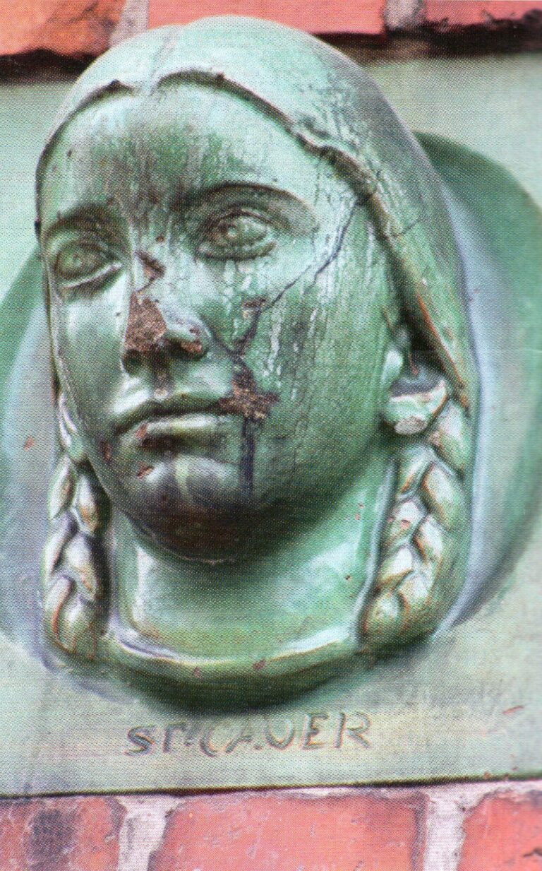 Stanislaus Cauer - Mädchenkopf am Ober-Lyzeum, für den Elisabeth Heitmann, Tochter des Architekten Friedrich Heitmann, Modell gestanden hat (c Jörn Pekrul, Königsberger Bürgerbrief, Sommer 2025, S. 48)