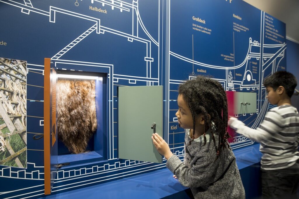 Kinder in der Dauerausstellung (c Ol)