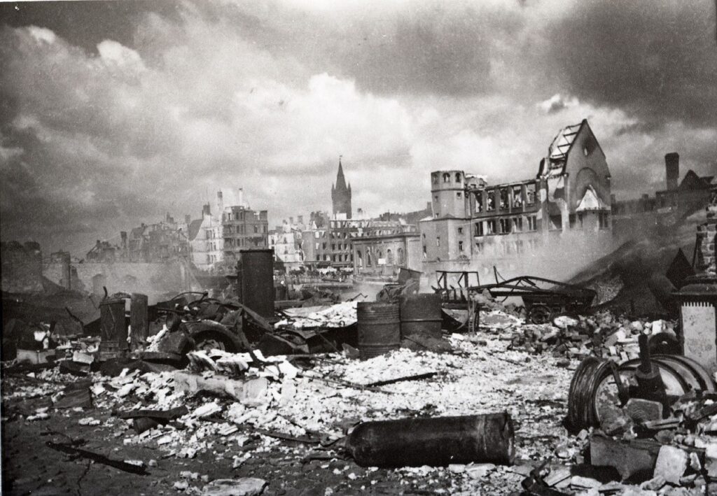 Münchenhofplatz mit Altstädtischem Gymnasium und Blick von der Altstädtischen Holzwiesen-Straße, Photographie von Fritz Krauskopf (1882-1945), nach dem 29. August 1944 (© Ostpreußisches Landesmuseum)