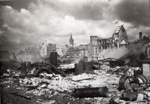 Münchenhofplatz mit Altstädtischem Gymnasium und Blick von der Altstädtischen Holzwiesen-Straße, Photographie von Fritz Krauskopf (1882-1945), nach dem 29. August 1944 (© Ostpreußisches Landesmuseum)