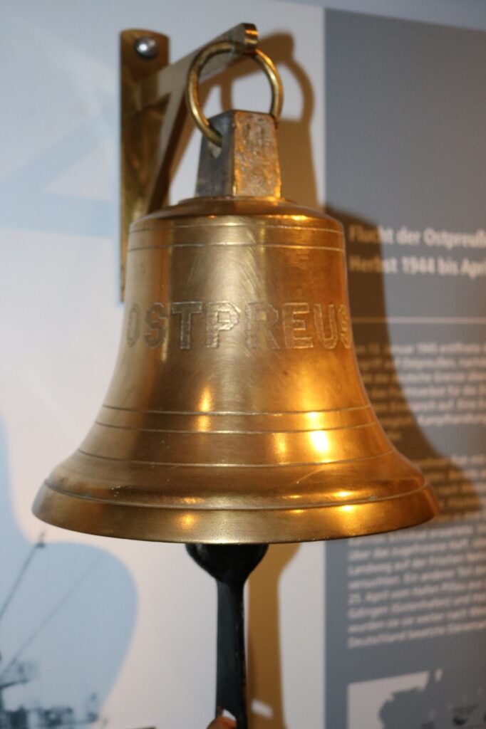 Schiffsglocke des Eisbrechers „Ostpreussen“ in der Dauerausstellung des Ostpreußischen Landesmuseums(© Ostpreußisches Landesmuseum.)