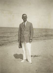 Thomas Mann am Strand in Nidden (© ETH-Bibliothek Zürich, Thomas-Mann-Archiv / Fotograf: Fritz Krauskopf / TMA 0186)