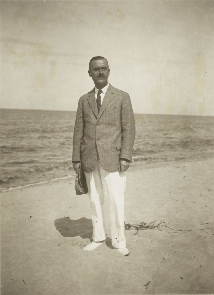 Thomas Mann am Strand in Nidden (© ETH-Bibliothek Zürich, Thomas-Mann-Archiv / Fotograf: Fritz Krauskopf / TMA 0186)