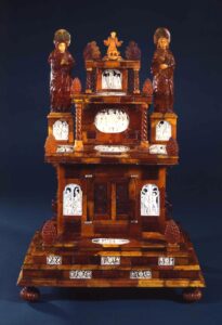 Bernstein-Kreuzfuß, um 1675 (© Ostpreußisches Landesmuseum / Dauerleihgabe Bundesrepublik Deutschland)