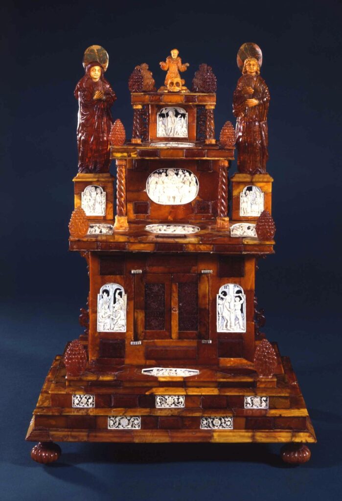 Bernstein-Kreuzfuß, um 1675 (© Ostpreußisches Landesmuseum / Dauerleihgabe Bundesrepublik Deutschland)