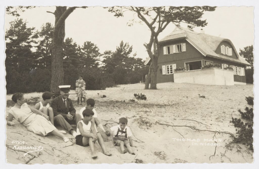 Fritz Krauskopf, Thomas Mann mit Familie vor seinem Haus, 1930 (© ETH-Bibliothek Zürich, Thomas-Mann-Archiv / Fotograf: Fritz Krauskopf / TMA_0203).