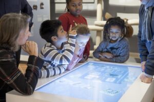 Kinder in der Dauerausstellung des Ostpreußischen Landesmuseums (© Ostpreußisches Landesmuseum)