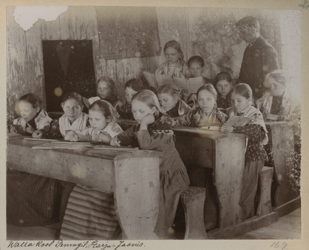 Heinrich Tiidermann, Album Estonica, Kinder in der Gemeindeschule in Peningil, Harju-Jaaniis, ca. 1898 (© public domain)