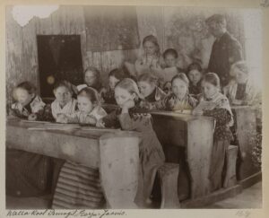 Heinrich Tiidermann, Album Estonica, Kinder in der Gemeindeschule in Peningil, Harju-Jaaniis, ca. 1898 (© public domain)