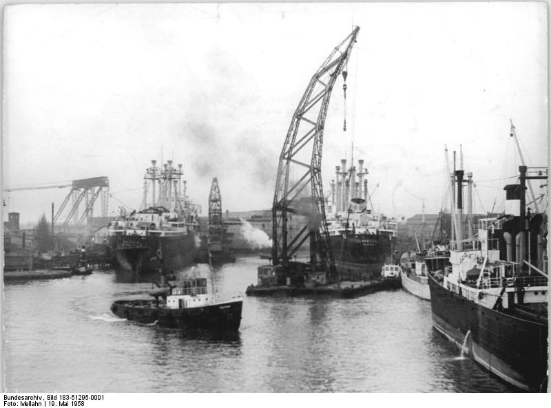Schwimmkran Langer Heinrich für die Schichauwerft in Danzig, später in der Warnowwerft Rostock (Lizenz: Creative Commons Attribution-Share Alike 3.0 Germany license, Attribution: Bundesarchiv, Bild 183-51295-0001 / Mellahn / CC-BY-SA 3.0)