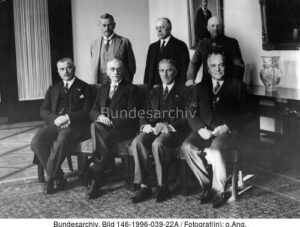 Reichskabinett v. Papen. Magnus v. Braun in der ersten Reihe links (Bundesarchiv, Bild 183-R1230-505 / CC-BY-SA 3.0 gebührenfrei Kabinett v. Papen)